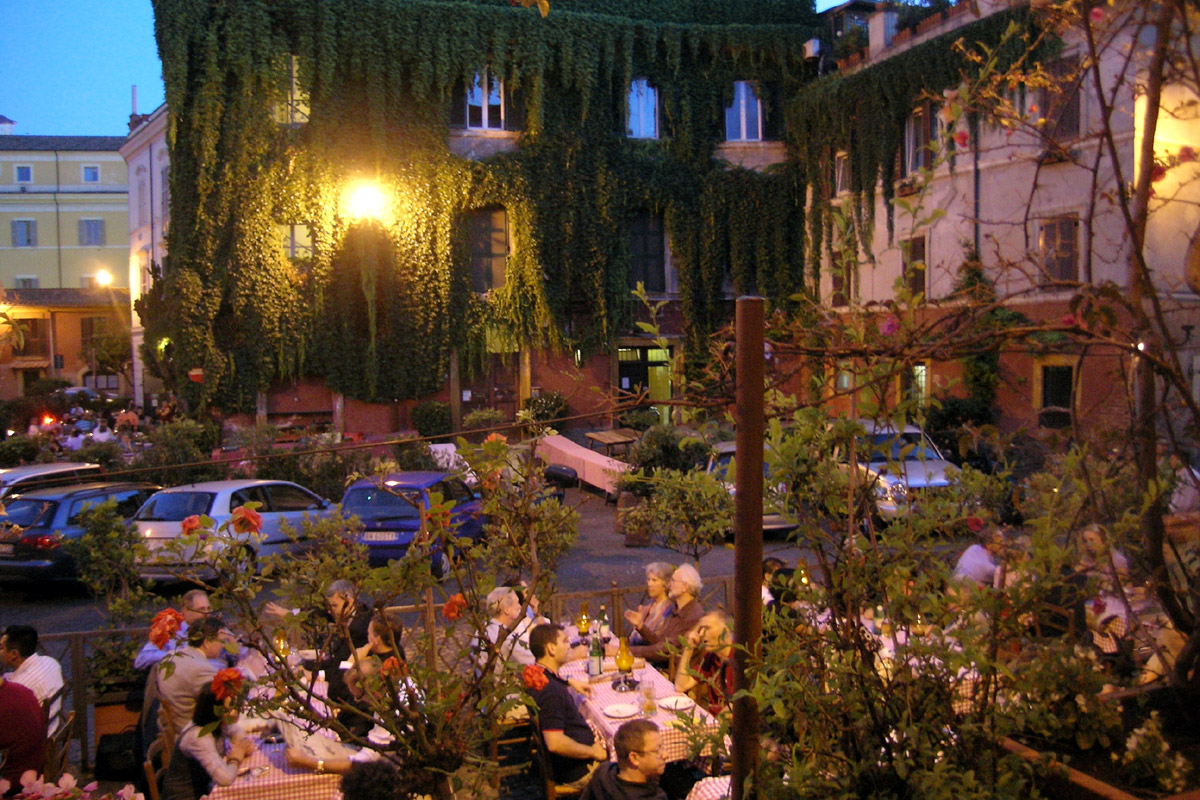 Typische Restaurants im Stadtviertel Trastevere in Rom -Autor: wiccahwang (bearbeitet) Eines der schönsten Viertel von Rom, keine zehn Minuten vom Gianicolo zu Fuß entfernt, der alte Stadtteil liegt direkt am Tiber Fluss und südöstlich des Zentrums.